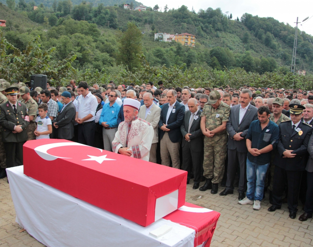 Şehitler ağıtlarla uğurlandı! 13