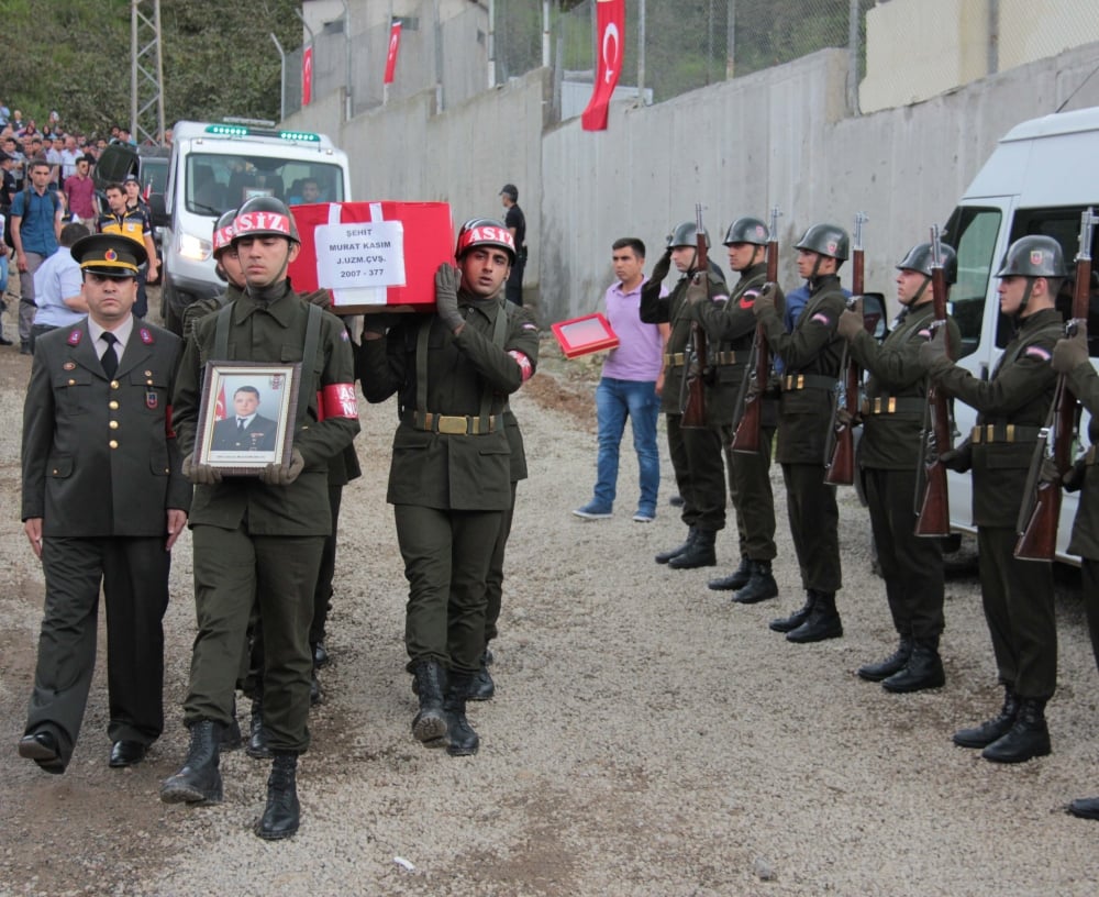 Şehitler ağıtlarla uğurlandı! 14