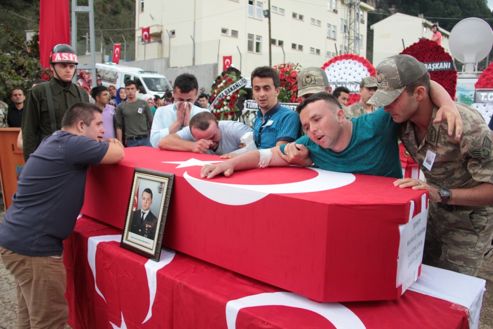 Şehitler ağıtlarla uğurlandı! 17