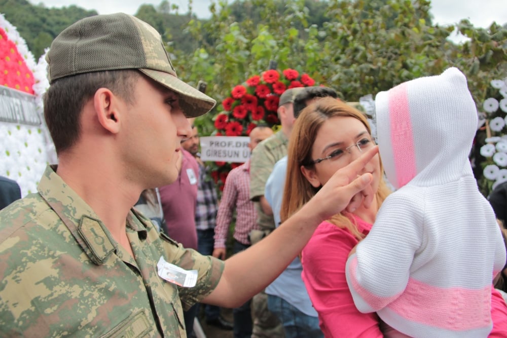 Şehitler ağıtlarla uğurlandı! 18