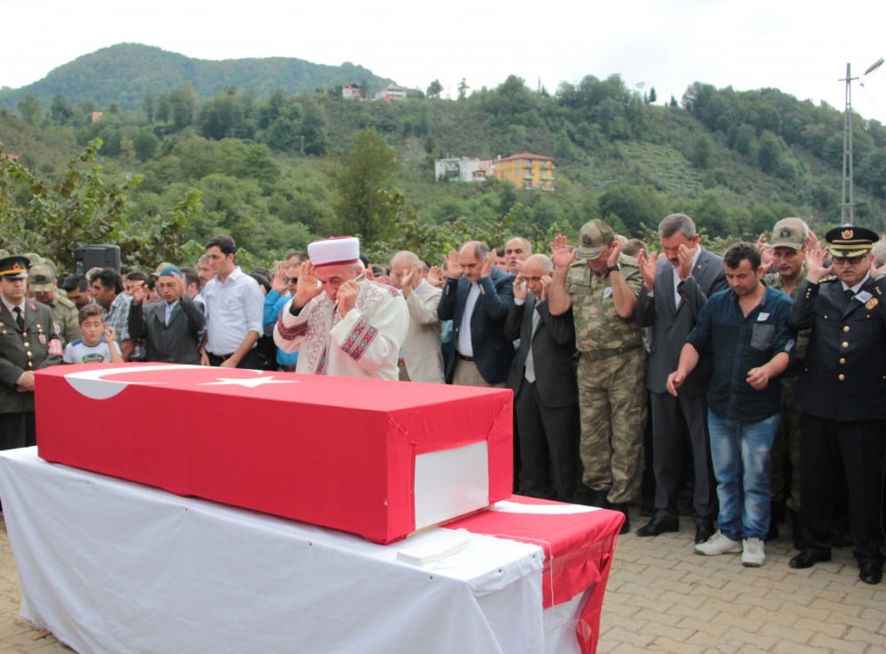 Şehitler ağıtlarla uğurlandı! 5