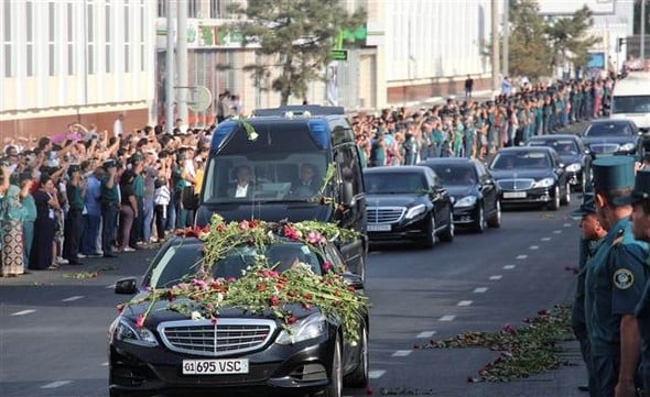 Özbekistan Cumhurbaşkanı Kerimov toprağa veriliyor 13