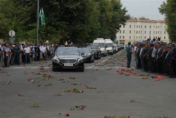 Özbekistan Cumhurbaşkanı Kerimov toprağa veriliyor 3