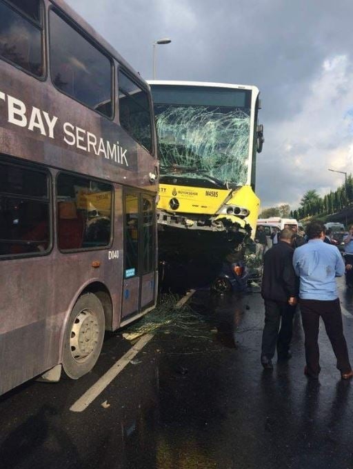 Metrobüste feci kaza, olay yerinden ilk görüntüler 1