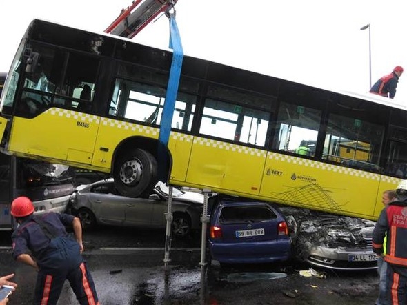 Metrobüste feci kaza, olay yerinden ilk görüntüler 10