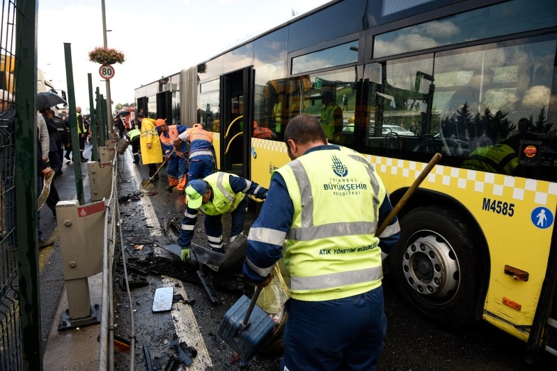 Metrobüste feci kaza, olay yerinden ilk görüntüler 13