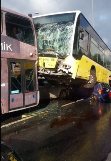 Metrobüste feci kaza, olay yerinden ilk görüntüler 2