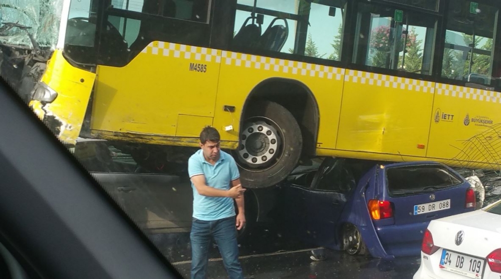 Metrobüste feci kaza, olay yerinden ilk görüntüler 3