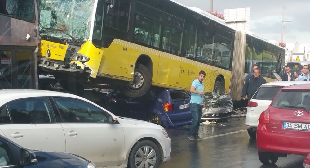 Metrobüste feci kaza, olay yerinden ilk görüntüler 4