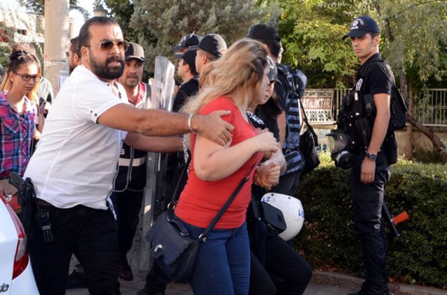 PKK'lı öğretmenler için yapılan eylemde ilginç görüntü 12