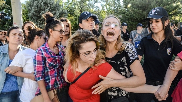 PKK'lı öğretmenler için yapılan eylemde ilginç görüntü 13