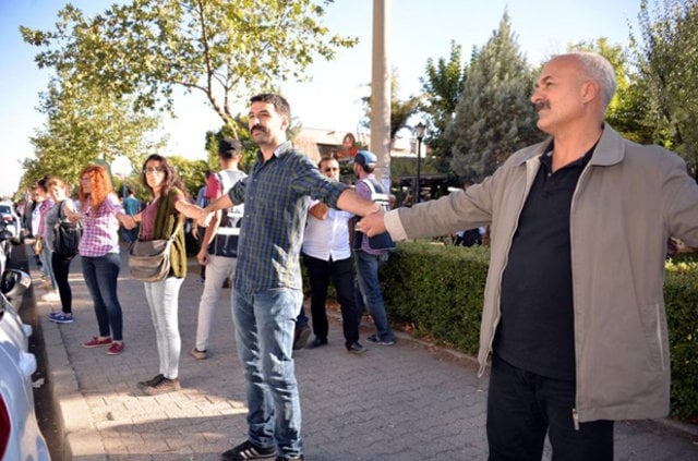 PKK'lı öğretmenler için yapılan eylemde ilginç görüntü 20