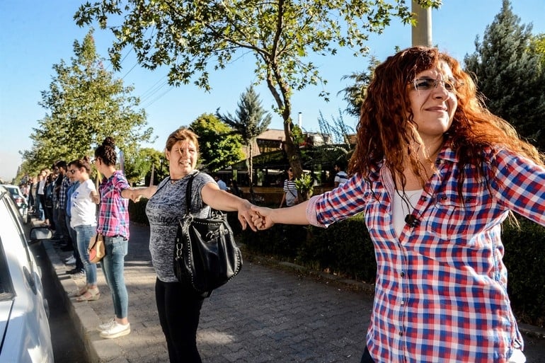 PKK'lı öğretmenler için yapılan eylemde ilginç görüntü 3