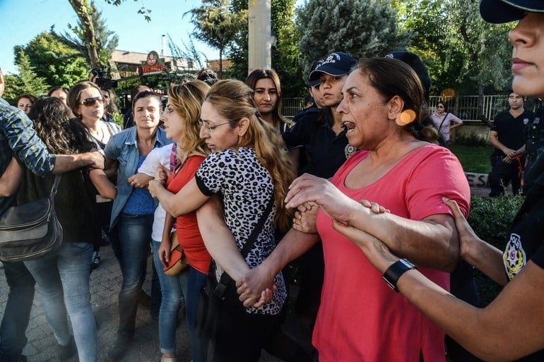 PKK'lı öğretmenler için yapılan eylemde ilginç görüntü 6