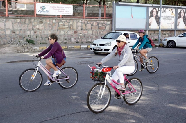 Ayşegül Terzi için İstanbul'da şortlu eylem 15