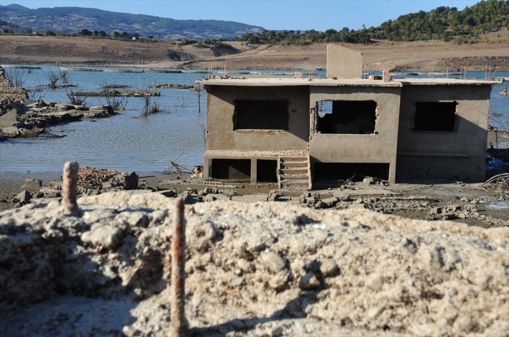 Barajdaki su azalınca köy ortaya çıktı 7