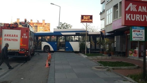 Ankara'da otobüs araçları biçti 3