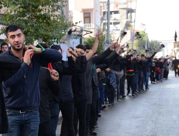 10 bin kişi kendine zincir vurarak o caddeden geçti 1