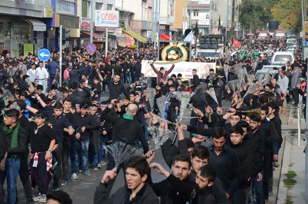 10 bin kişi kendine zincir vurarak o caddeden geçti 12