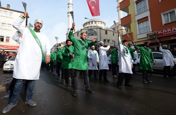 10 bin kişi kendine zincir vurarak o caddeden geçti 14