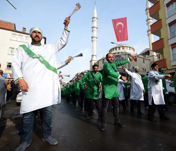 10 bin kişi kendine zincir vurarak o caddeden geçti 15