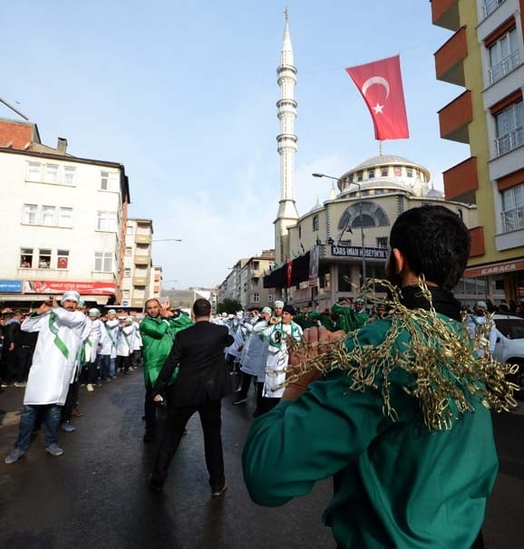 10 bin kişi kendine zincir vurarak o caddeden geçti 16