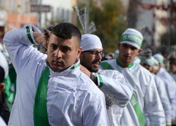 10 bin kişi kendine zincir vurarak o caddeden geçti 17