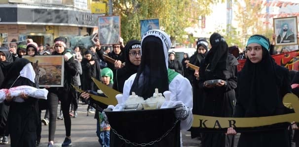 10 bin kişi kendine zincir vurarak o caddeden geçti 18