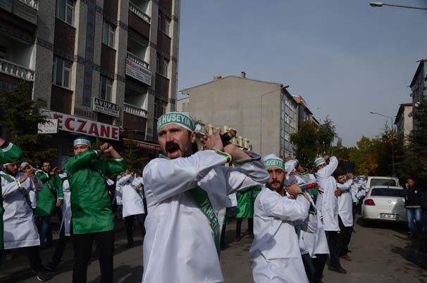 10 bin kişi kendine zincir vurarak o caddeden geçti 21