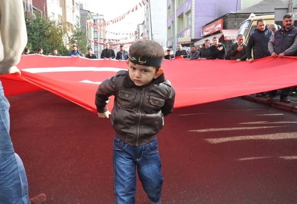 10 bin kişi kendine zincir vurarak o caddeden geçti 22