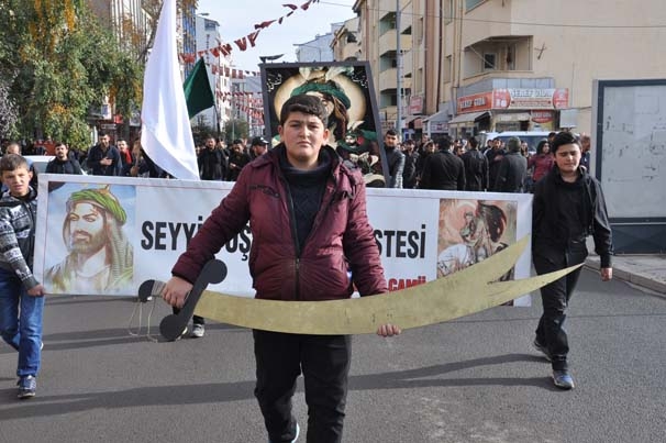 10 bin kişi kendine zincir vurarak o caddeden geçti 23