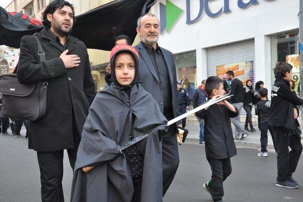 10 bin kişi kendine zincir vurarak o caddeden geçti 24