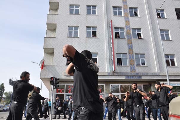 10 bin kişi kendine zincir vurarak o caddeden geçti 25