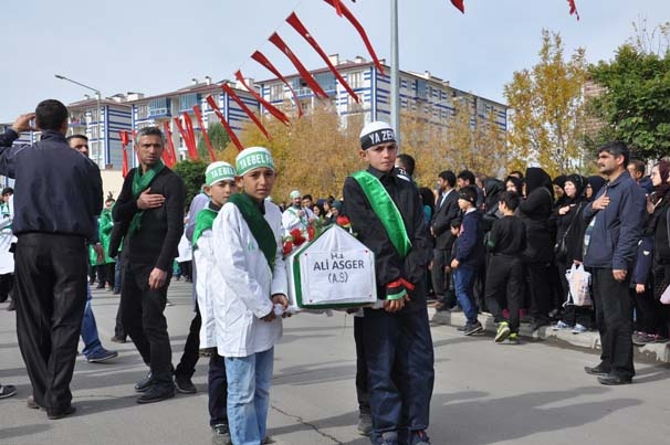 10 bin kişi kendine zincir vurarak o caddeden geçti 26