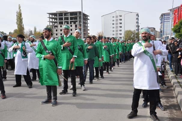 10 bin kişi kendine zincir vurarak o caddeden geçti 27