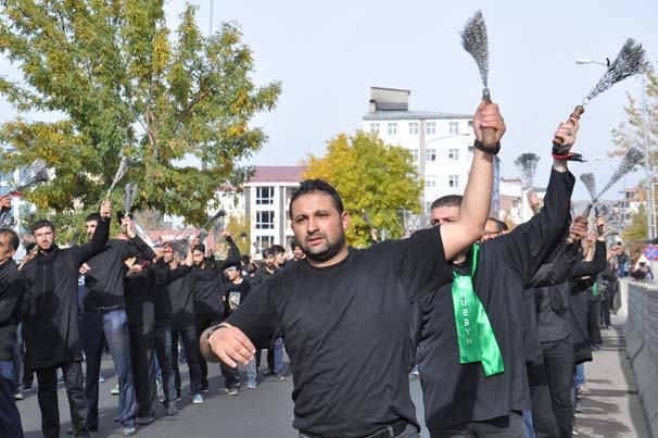 10 bin kişi kendine zincir vurarak o caddeden geçti 29