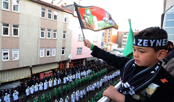 10 bin kişi kendine zincir vurarak o caddeden geçti 3