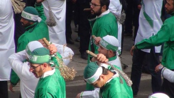 10 bin kişi kendine zincir vurarak o caddeden geçti 33