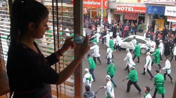 10 bin kişi kendine zincir vurarak o caddeden geçti 34