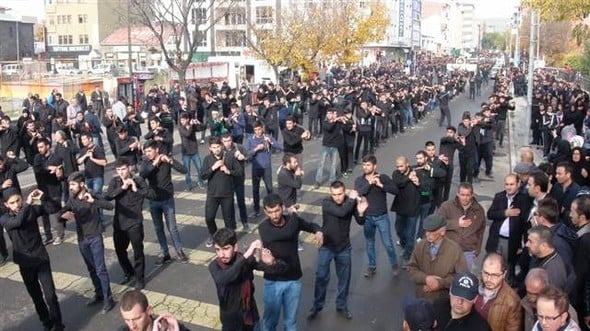 10 bin kişi kendine zincir vurarak o caddeden geçti 36