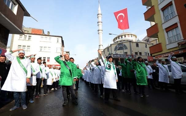 10 bin kişi kendine zincir vurarak o caddeden geçti 4