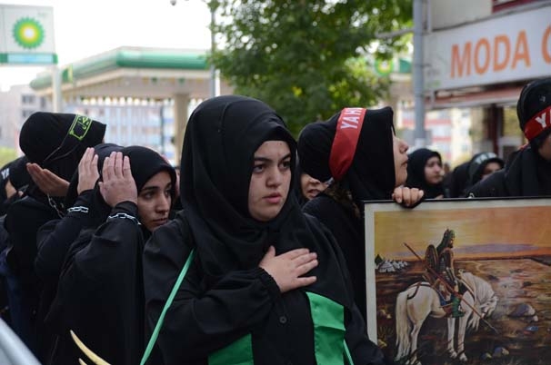 10 bin kişi kendine zincir vurarak o caddeden geçti 8