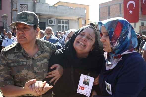 Şehidin tabutunu bırakamadılar 10