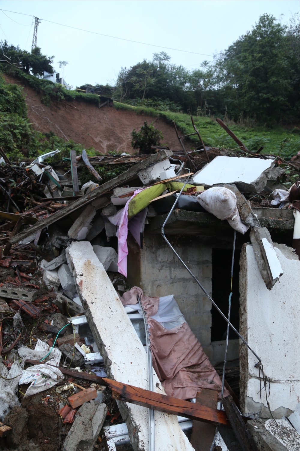 Rize'de heyelan can aldı 10