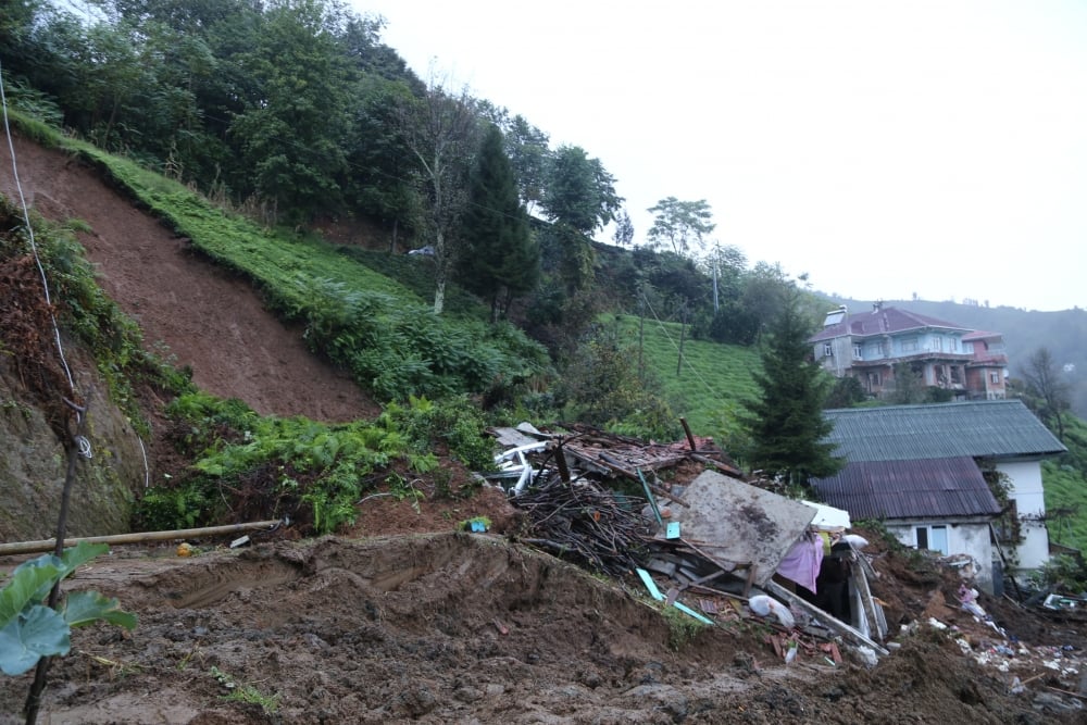 Rize'de heyelan can aldı 3