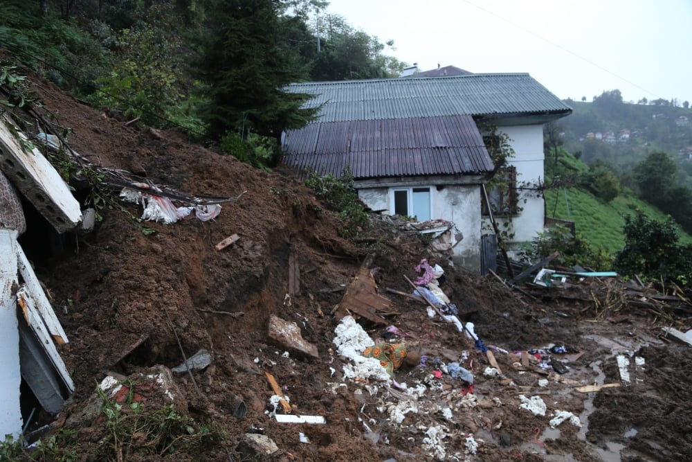 Rize'de heyelan can aldı 4