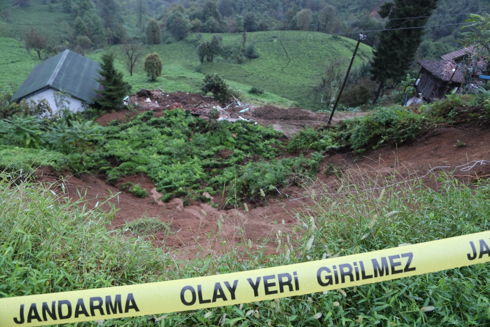 Rize'de heyelan can aldı 7