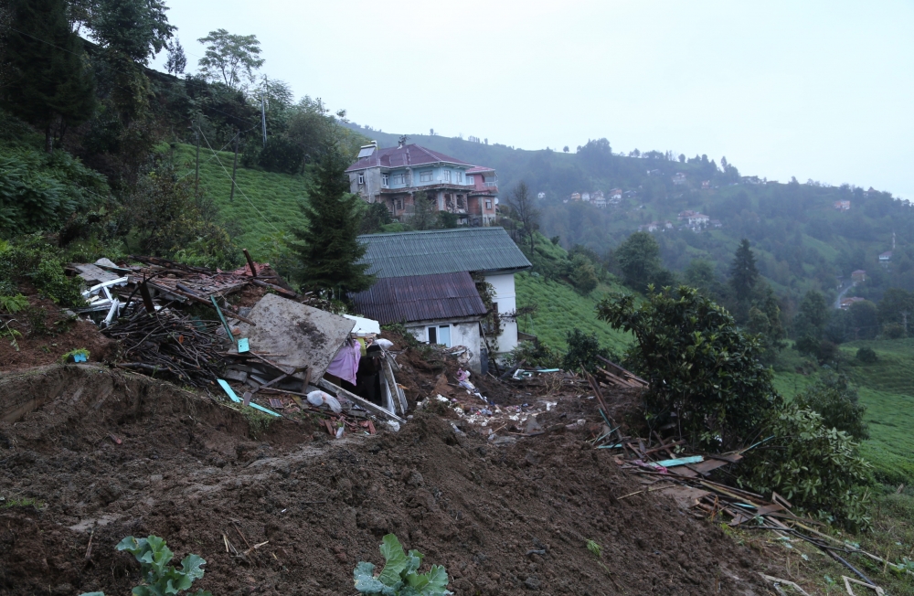 Rize'de heyelan can aldı 9