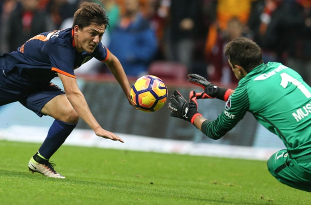 Muslera ile Sneijder birbirine girdi 10