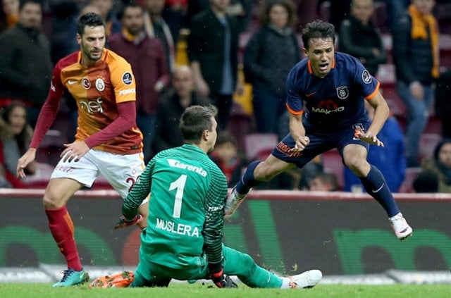 Muslera ile Sneijder birbirine girdi 8